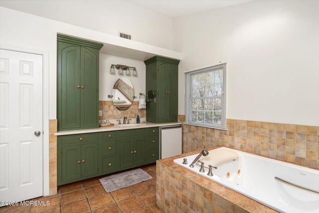 4 Twain Drive, Allentown, NJ 08501