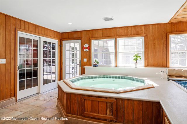 4 Twain Drive, Allentown, NJ 08501