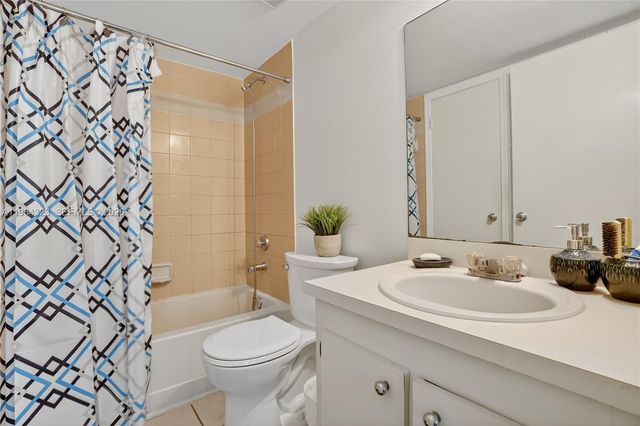 8670 NW 6th Ln 4-109, Miami, FL 33126