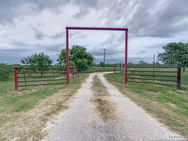 315 Simon, Pleasanton, TX 78064