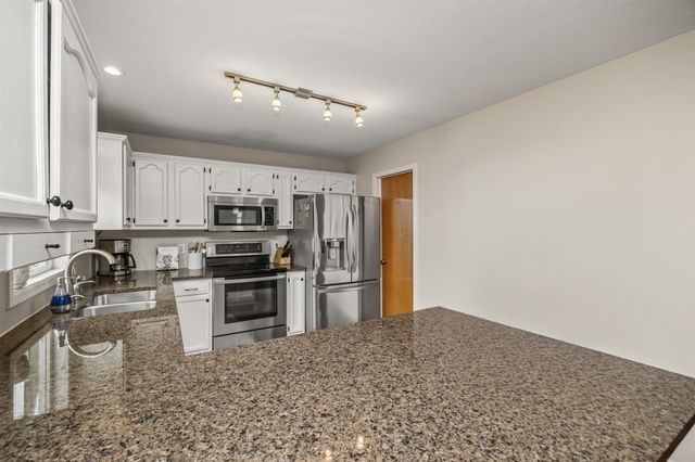 9361 Lake Drive, West Des Moines, IA 50266