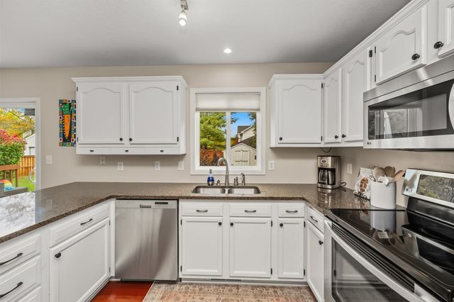 9361 Lake Drive, West Des Moines, IA 50266