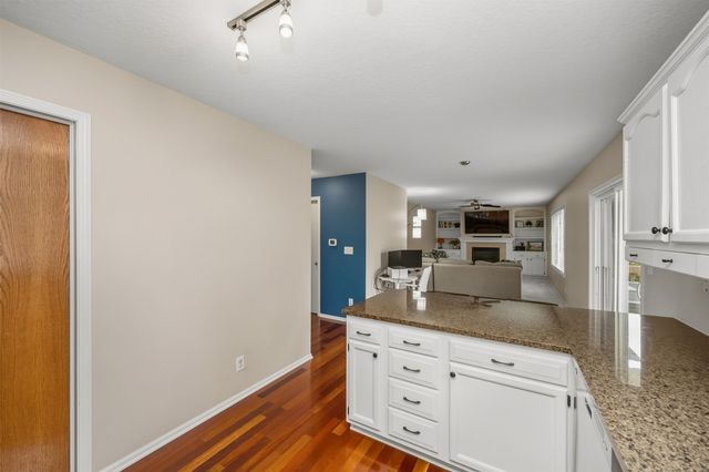 9361 Lake Drive, West Des Moines, IA 50266