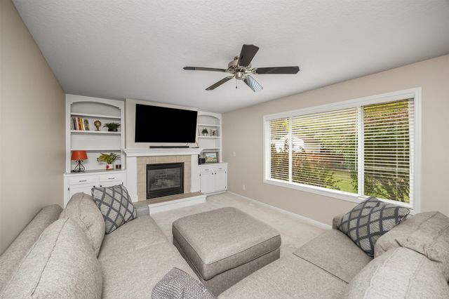 9361 Lake Drive, West Des Moines, IA 50266