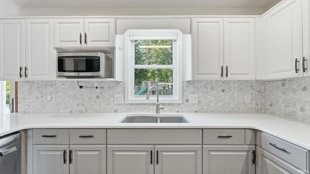 8211 Fallen Pine Court, Fort Wayne, IN 46815