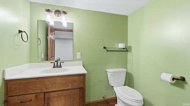 8211 Fallen Pine Court, Fort Wayne, IN 46815