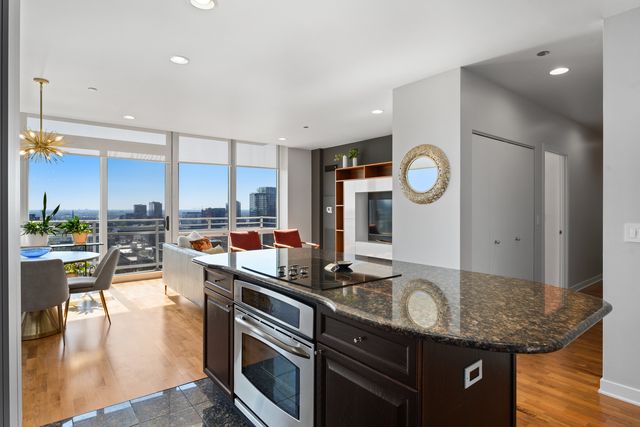 737 W Washington Boulevard 2210, Chicago, IL 60661