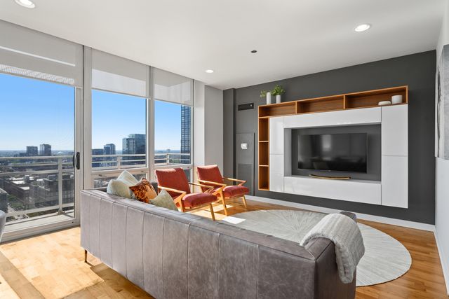 737 W Washington Boulevard 2210, Chicago, IL 60661