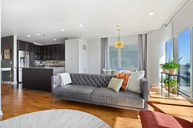 737 W Washington Boulevard 2210, Chicago, IL 60661