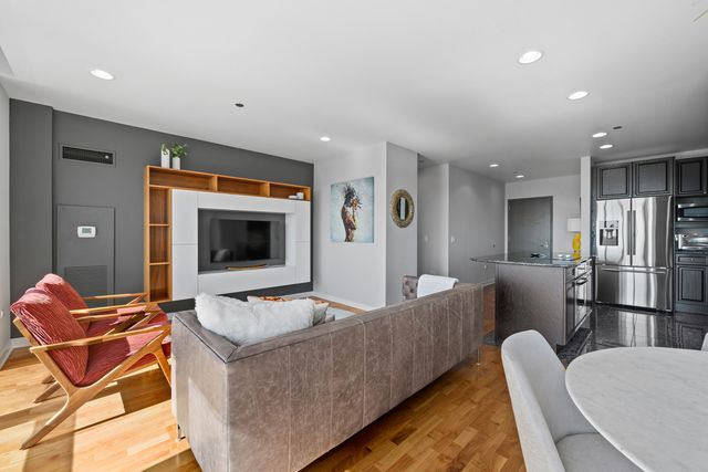 737 W Washington Boulevard 2210, Chicago, IL 60661