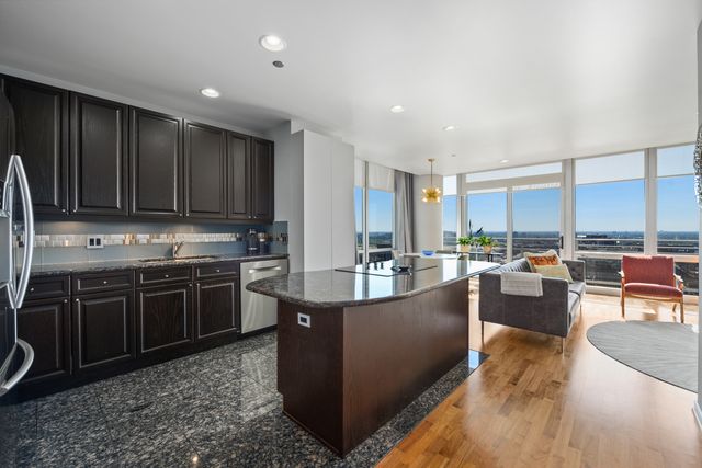 737 W Washington Boulevard 2210, Chicago, IL 60661