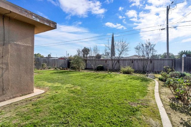 2515 W Lansing Way, Fresno, CA 93705