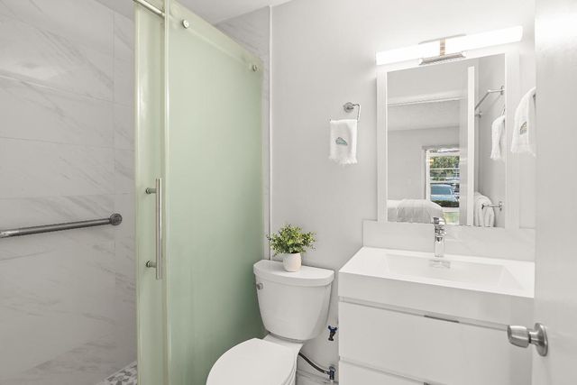 69 Royal Oak Court 105, Vero Beach, FL 32962