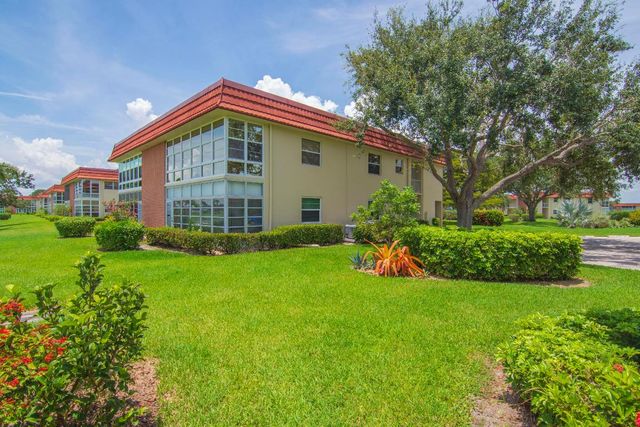 69 Royal Oak Court 105, Vero Beach, FL 32962