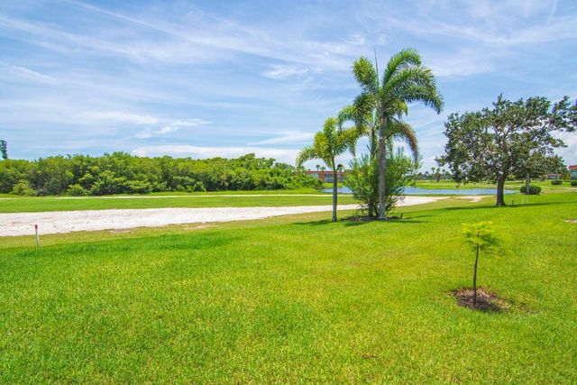 69 Royal Oak Court 105, Vero Beach, FL 32962