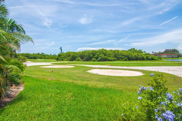 69 Royal Oak Court 105, Vero Beach, FL 32962