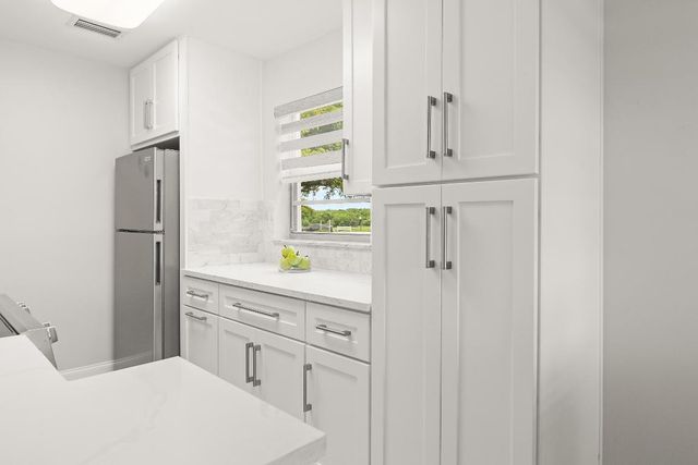 69 Royal Oak Court 105, Vero Beach, FL 32962