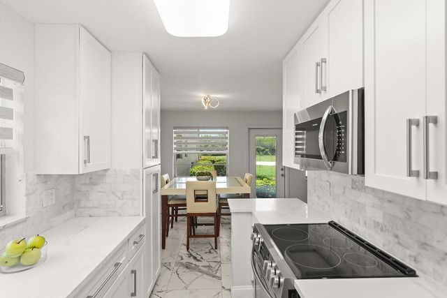 69 Royal Oak Court 105, Vero Beach, FL 32962