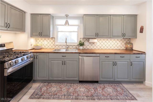 2783 Hampton Road, Rocky River, OH 44116