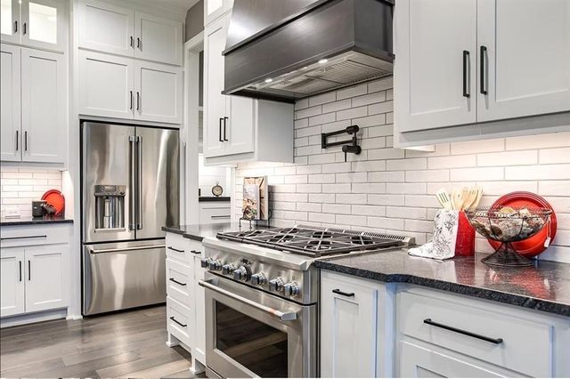 18620 Reinhardt Street, Overland Park, KS 66085