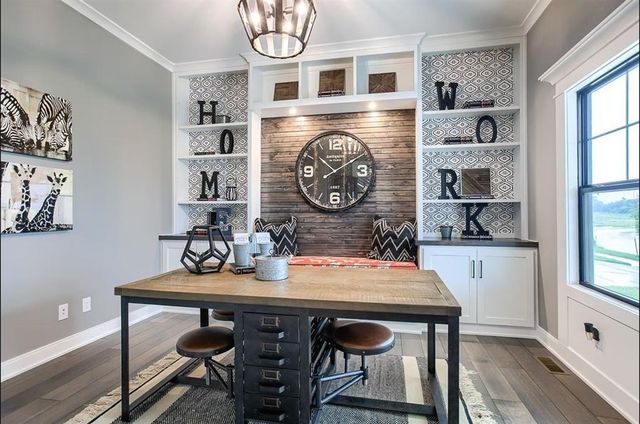 18620 Reinhardt Street, Overland Park, KS 66085