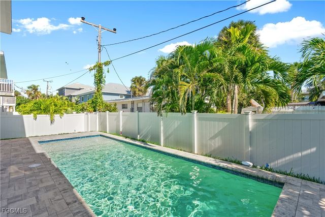 250 Pearl ST, Fort Myers Beach, FL 33931