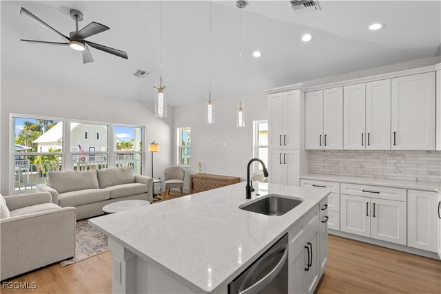 250 Pearl ST, Fort Myers Beach, FL 33931