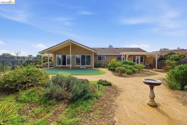 5143 Saddle Brook DR, Oakland, CA 94619