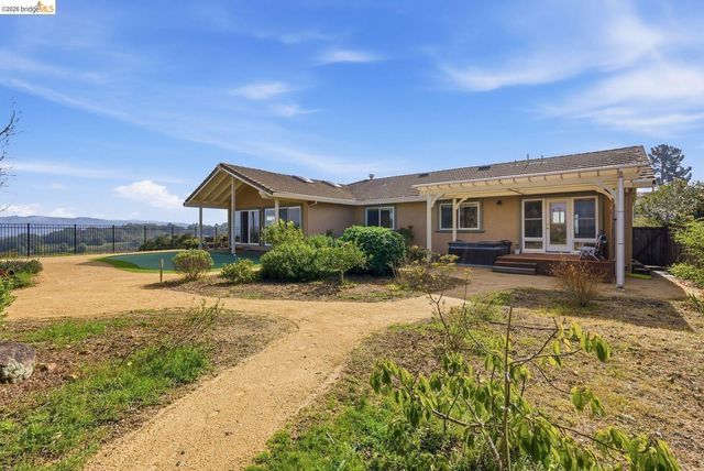 5143 Saddle Brook DR, Oakland, CA 94619