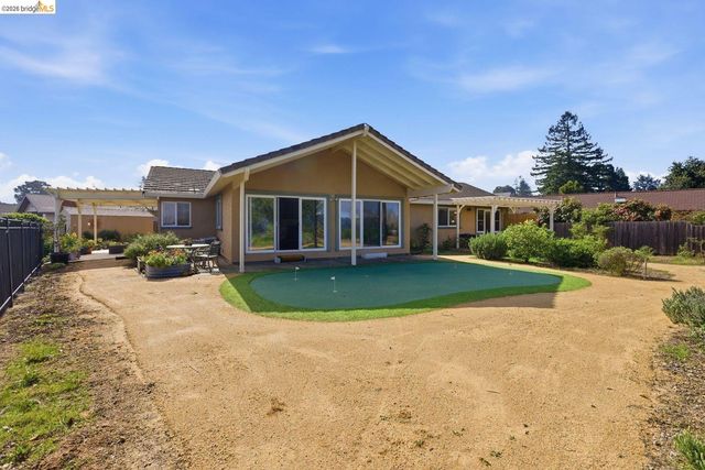 5143 Saddle Brook DR, Oakland, CA 94619