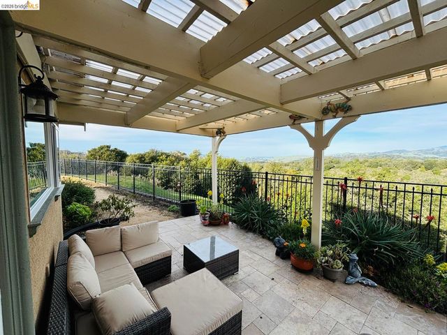 5143 Saddle Brook DR, Oakland, CA 94619