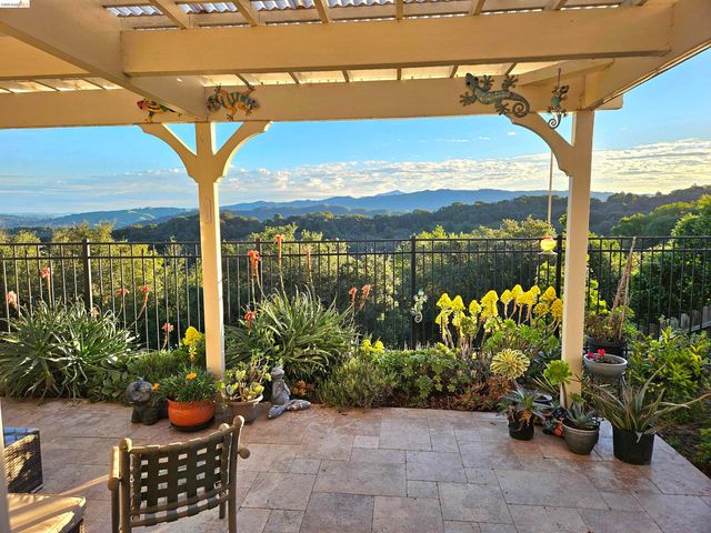 5143 Saddle Brook DR, Oakland, CA 94619