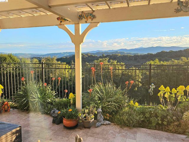 5143 Saddle Brook DR, Oakland, CA 94619