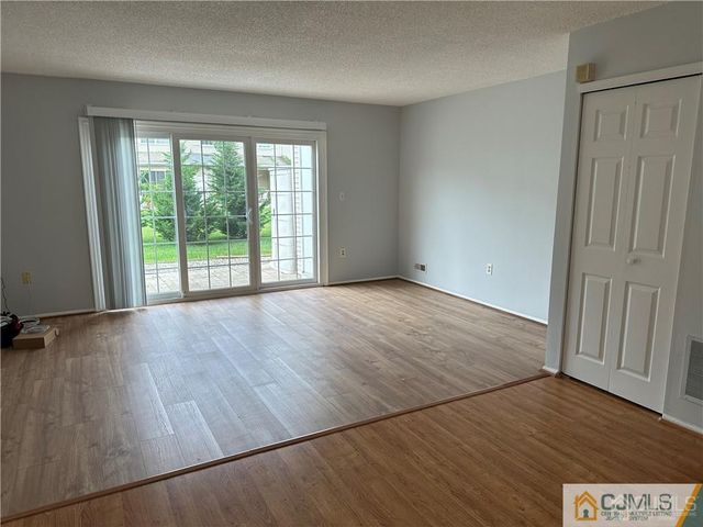 31 Kingston Run, North Brunswick, NJ 08902