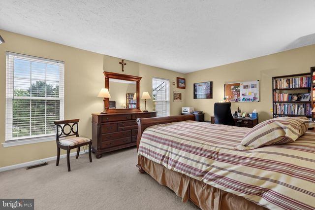 81 PEBBLE LN, Blackwood, NJ 08012