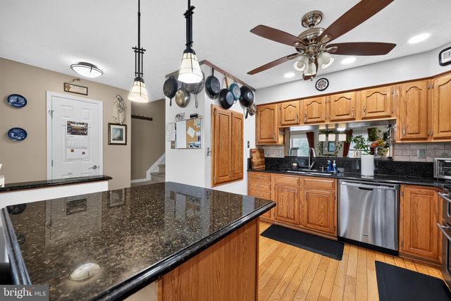 81 PEBBLE LN, Blackwood, NJ 08012