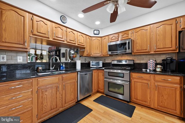 81 PEBBLE LN, Blackwood, NJ 08012