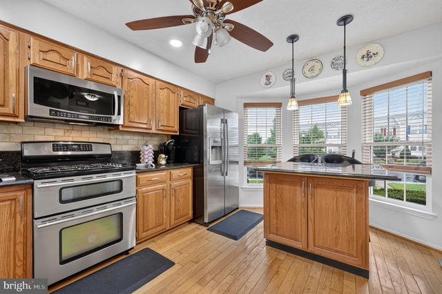 81 PEBBLE LN, Blackwood, NJ 08012