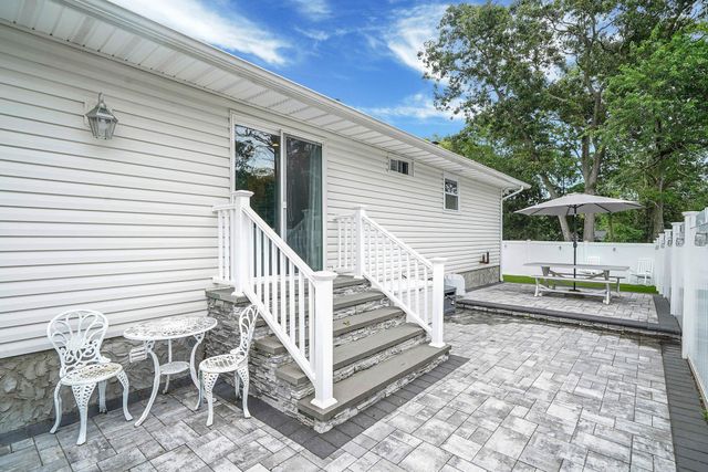 215 Holland Avenue, Medford, NY 11763