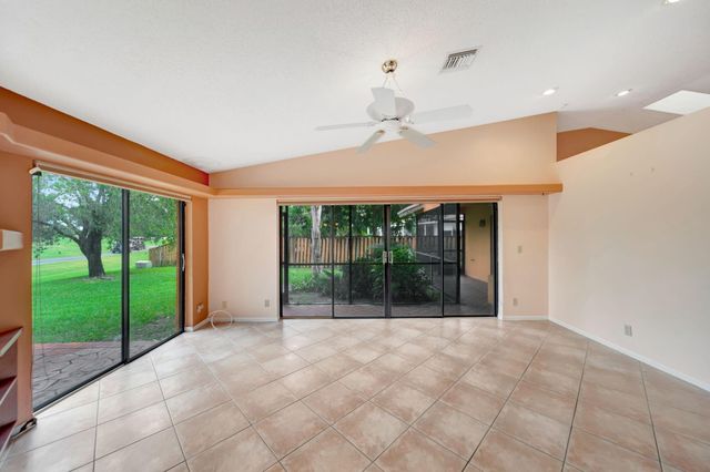 8507 NW 83rd St, Tamarac, FL 33321