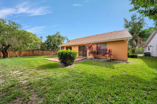 8507 NW 83rd St, Tamarac, FL 33321