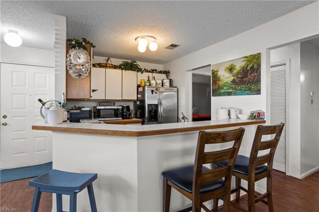 5056 Heathglen CIR, Virginia Beach, VA 23456
