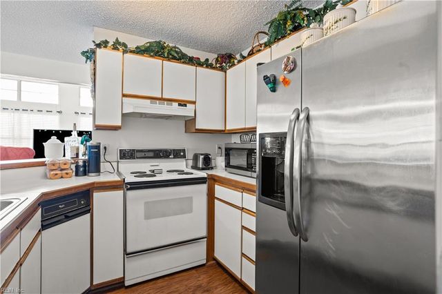 5056 Heathglen CIR, Virginia Beach, VA 23456