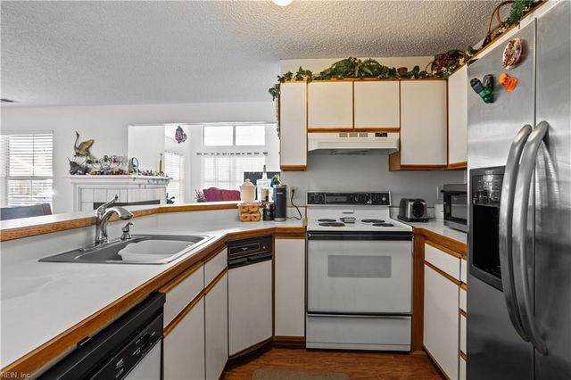 5056 Heathglen CIR, Virginia Beach, VA 23456