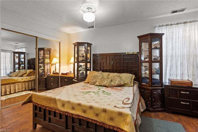 5056 Heathglen CIR, Virginia Beach, VA 23456