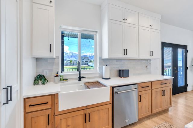 208 N BAY DR, Vineyard, UT 84059