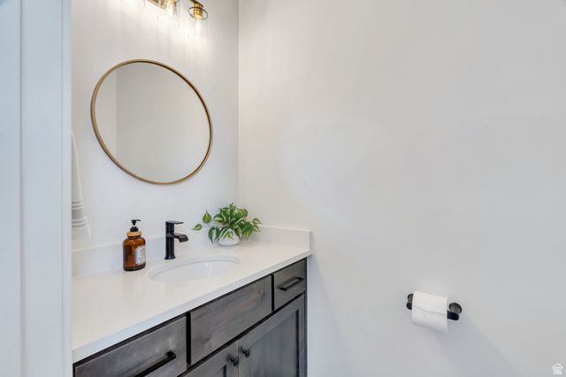 208 N BAY DR, Vineyard, UT 84059