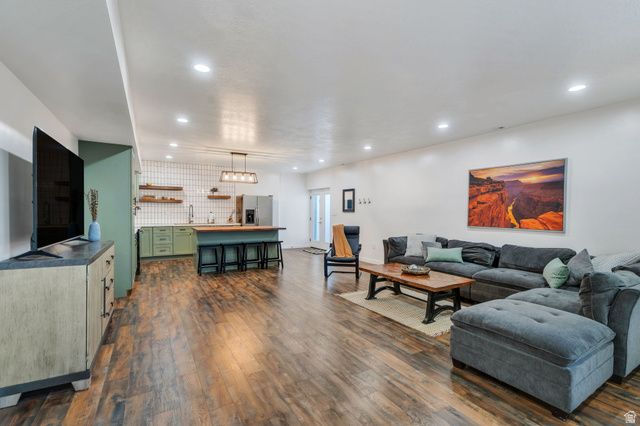 208 N BAY DR, Vineyard, UT 84059