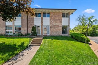 10026 Sakura Drive, St Louis, MO 63128
