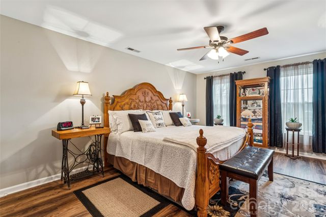 5220 Bridge Pointe Drive, Clemmons, NC 27012